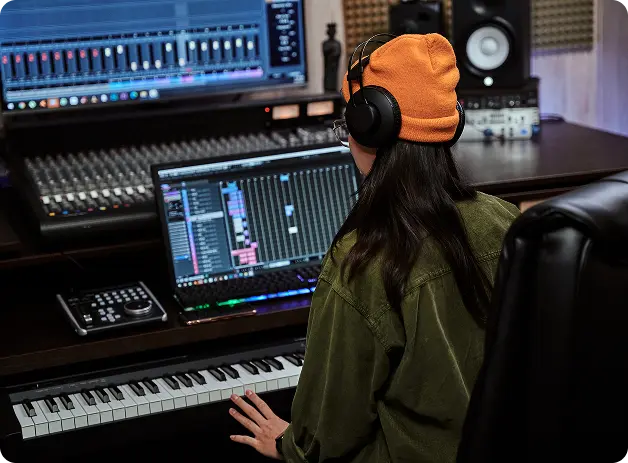 Flow Madrid musico en piano y produciendo canciones